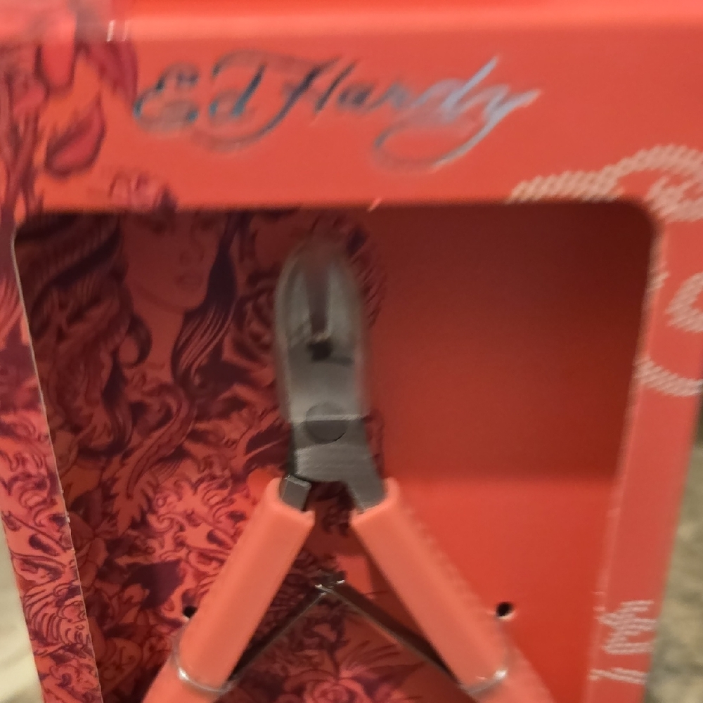 Ed Hardy Coral Pink Cuticle Nipper with Tattoo-Inspired Packaging Nwt - Picture 3 of 3